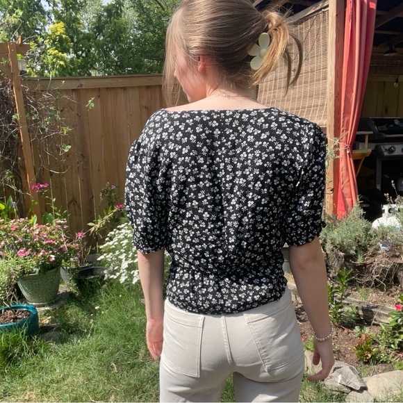 NWOT Revolve MINKPINK floral V-neck blouse with puff sleeves. - Picture 2 of 2